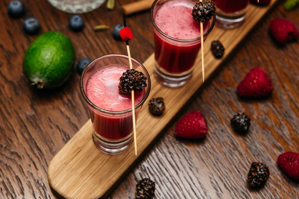 Framboos Schot Cocktails Met Dennenappels Het Houten Bureau Tafel Restaurant — Stockfoto