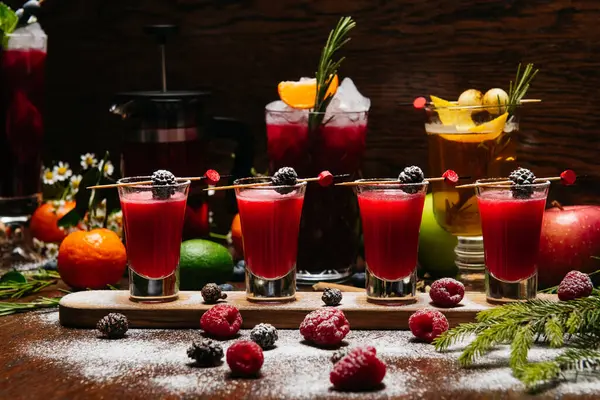 Framboos Schot Cocktails Met Dennenappels Het Houten Bureau Tafel Restaurant — Stockfoto
