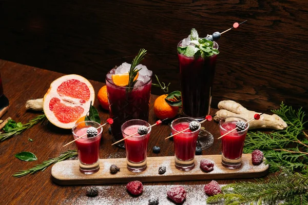 Himbeer Cocktails Mit Tannenzapfen Und Zitruscocktails Auf Dem Holztisch Restaurant — Stockfoto