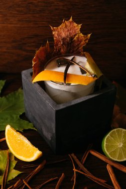 Sonbahar narenciye kokteyli. Lokantada masanın üstünde taş kutuda.