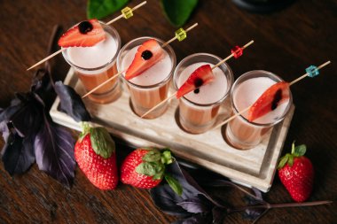 Çilekli kokteyller, fesleğenli. Restorandaki masanın üstünde.