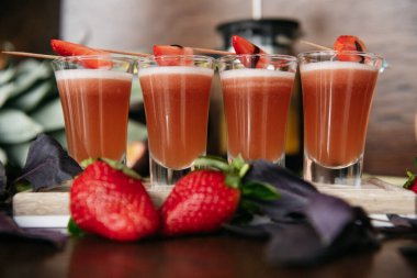 Çilekli kokteyller, fesleğenli. Restorandaki masanın üstünde.