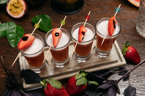 Aardbei Shot Cocktails Gezet Met Basilicum Het Stenen Bord Tafel — Stockfoto