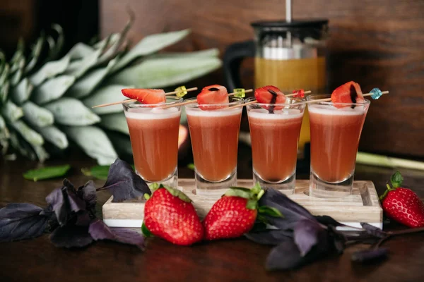 Erdbeer Cocktails Mit Basilikum Auf Dem Steinbrett Auf Dem Tisch — Stockfoto