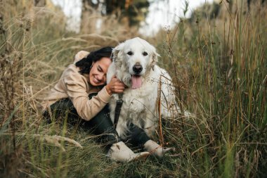 Golden Retriever köpeğini kucaklayan bir kız.