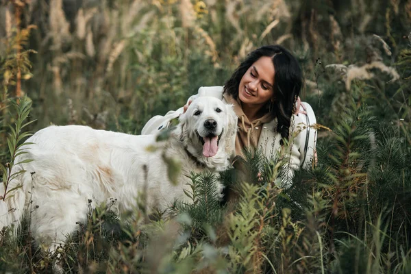 Dívka Objímající Zlatého Retrívra Psa Poli — Stock fotografie