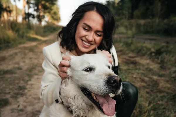 Dívka Objímající Zlatého Retrívra Psa Poli — Stock fotografie