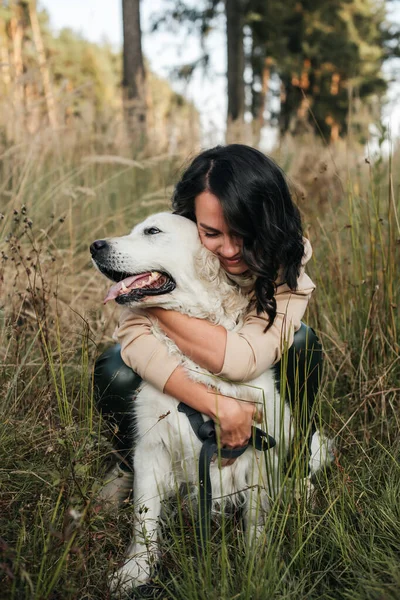 Menina Abraçando Golden Retriever Cão Campo — Fotografia de Stock