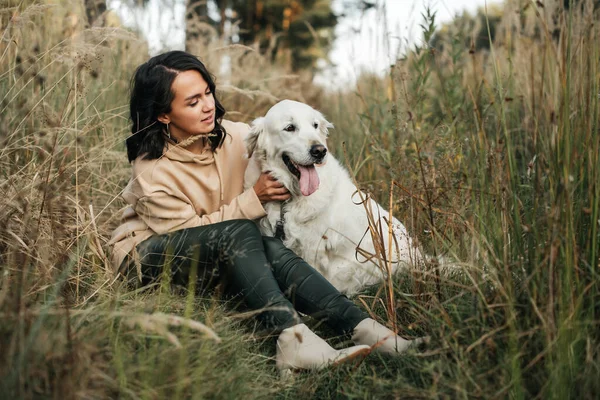 Dívka Objímající Zlatého Retrívra Psa Poli — Stock fotografie