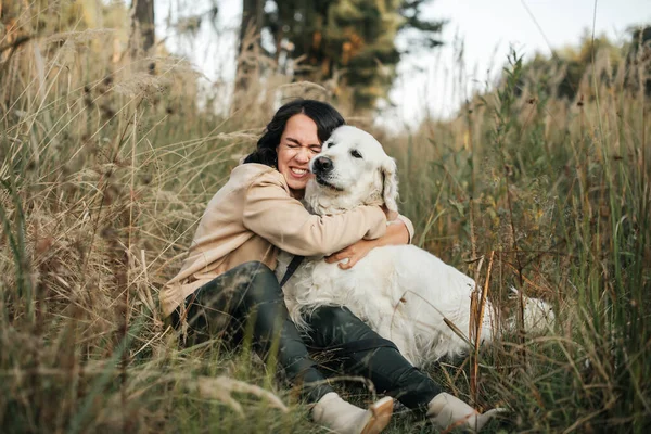 Dívka Objímající Zlatého Retrívra Psa Poli — Stock fotografie