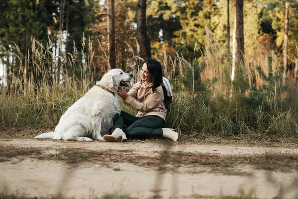 Brunett Flicka Med Vit Golden Retriever Hund Skogsstigen — Stockfoto