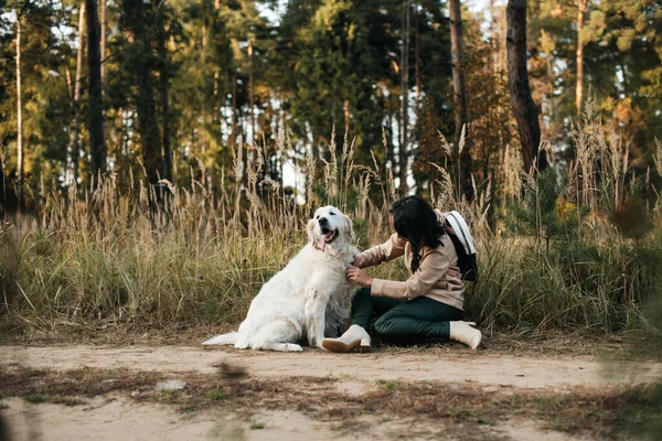 Brunett Flicka Med Vit Golden Retriever Hund Skogsstigen — Stockfoto