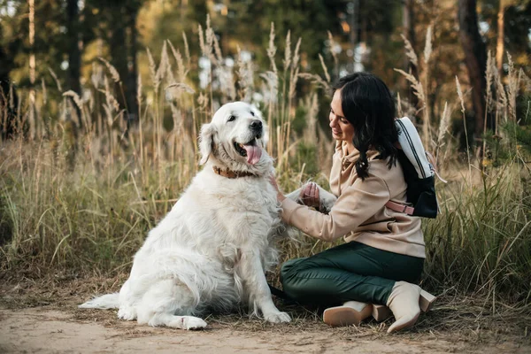 Brunetka Dívka Bílým Zlatým Retrívrem Pes Lesní Cestě — Stock fotografie