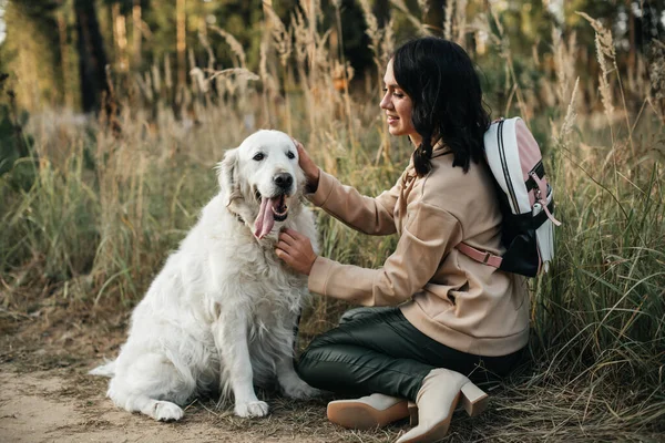 Brunetka Dívka Bílým Zlatým Retrívrem Pes Lesní Cestě — Stock fotografie