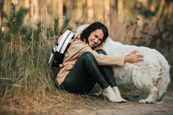 Brunetka Dívka Sedí Bílým Zlatým Retrívrem Pes Lesní Cestě — Stock fotografie