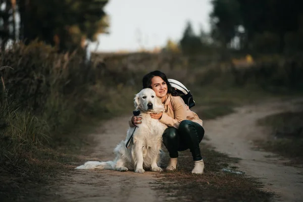 Chica Con Perro Golden Retriever Caminando Por Sendero Del Bosque —  Fotos de Stock