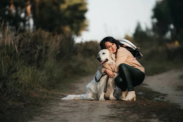 Flicka Kramar Golden Retriever Hund Skogen — Stockfoto