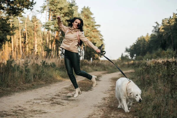 Flicka Med Golden Retriever Hund Promenader Skogsstig — Stockfoto