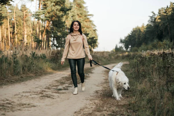 Flicka Med Golden Retriever Hund Promenader Skogsstig — Stockfoto