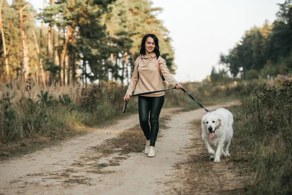 Chica Con Perro Golden Retriever Caminando Por Sendero Del Bosque —  Fotos de Stock