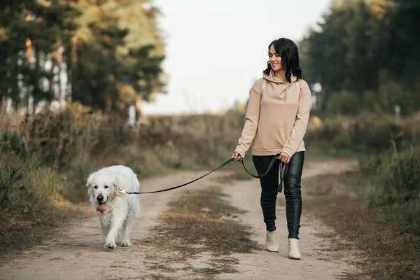 Flicka Med Golden Retriever Hund Promenader Skogsstig — Stockfoto