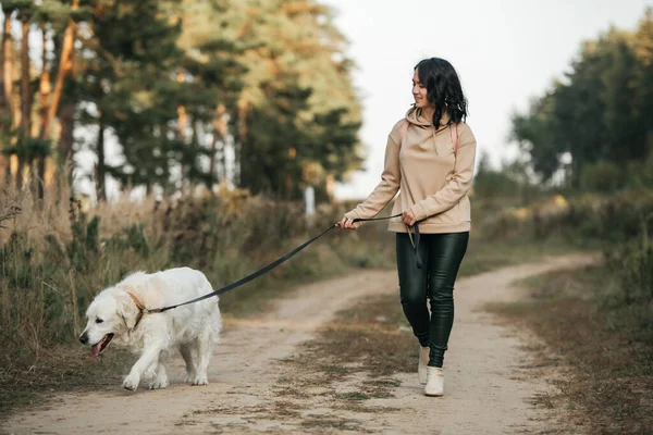 Flicka Med Golden Retriever Hund Promenader Skogsstig — Stockfoto