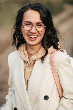 Orman yolunda sırt çantalı esmer kız.