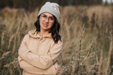 Orman yolunda sırt çantalı esmer kız.