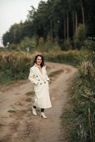 Orman yolunda sırt çantalı esmer kız.