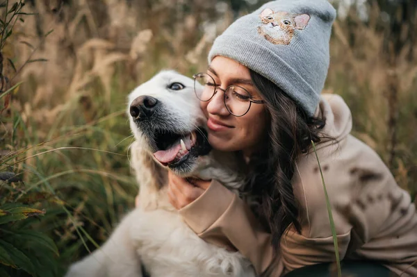 Brunetka Dívka Brýlích Bílým Zlatým Retrívrem Poli — Stock fotografie