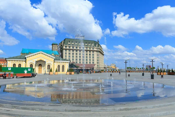乌克兰 2017 人在基辅 乌克兰的 Poshtova 广场上喷泉附近散步 — 图库照片