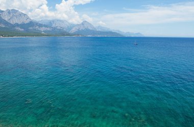 Kemer, Türkiye yakın turkuaz su ile güzel Akdeniz. 