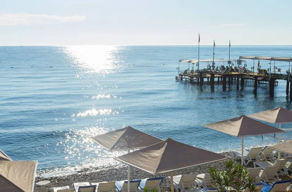 Kemer, Türkiye'de Akdeniz denizde plaj şemsiyeleri