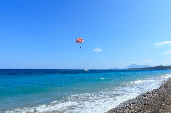 Prachtige Azuurblauwe Zee Een Motorboot Met Een Parachute Kemer Turkije — Stockfoto