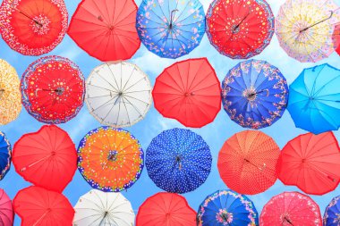 Kemer, Türkiye'de mavi gökyüzü karşı çok renkli şemsiyeler