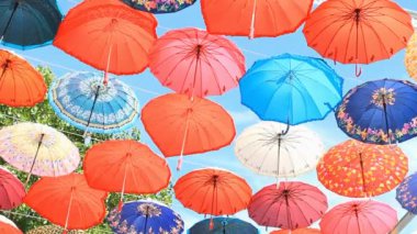 Kemer, Türkiye'de mavi gökyüzü karşı çok renkli şemsiyeler