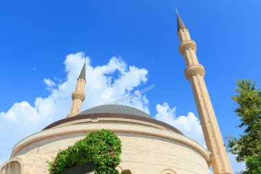 Kemer, Türkiye'de mavi gökyüzü karşı Camii