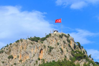 Kemer, Türkiye'de bir dağın zirvesinde Türkiye'nin bayrak