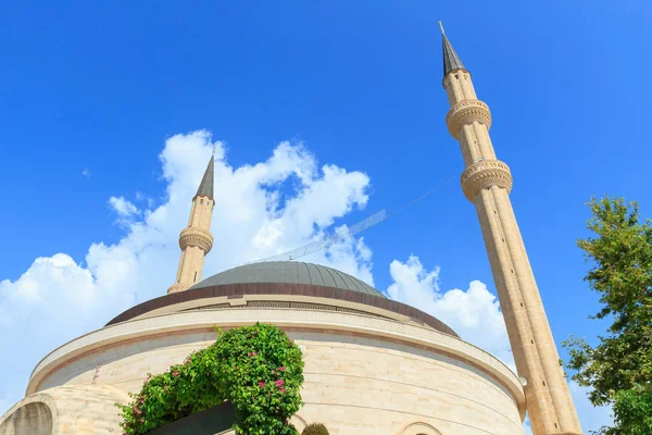 Kemer, Türkiye'de mavi gökyüzü karşı Camii