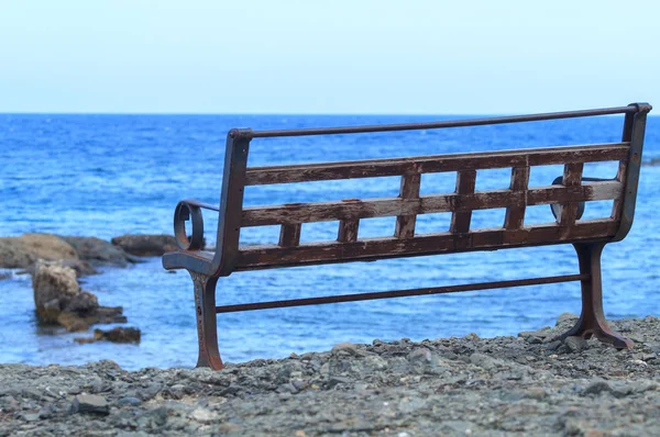 Phaselis 在安塔利亚海边的孤独长椅上 — 图库照片