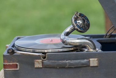 Sokakta vinil plakalı antika gramofon