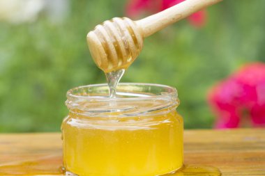 Bir arka planını çiçekler çubuğa bal akıtır