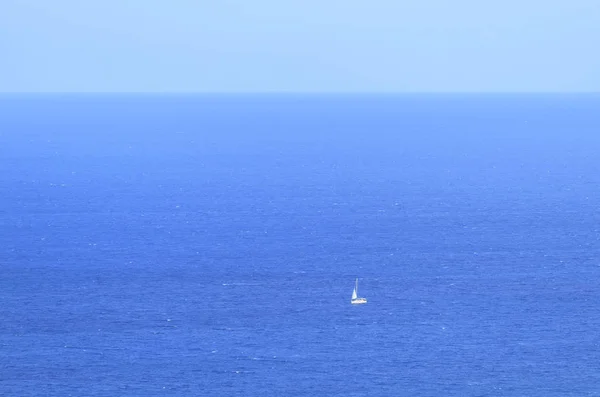 Samotny Jacht Przed Błękitne Morze Antalya — Zdjęcie stockowe