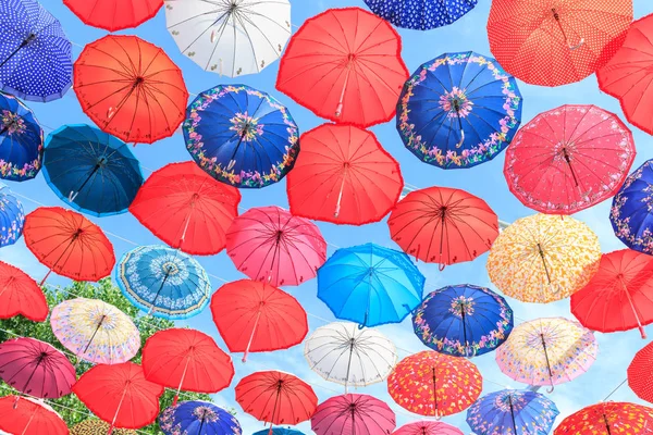 Bunte Regenschirme Hängen Blauen Himmel Hintergrund — Stockfoto