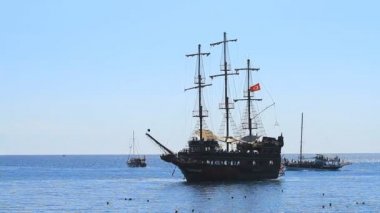 Kemer, Turkey - 20 Haziran 2018: Korsan fırkateyn yelken Kemer, Türkiye'de deniz tarafından