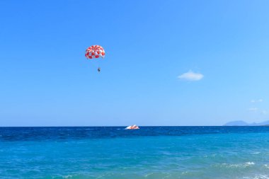  Akdeniz ve Kemer, Türkiye'de bir paraşüt ile bir motorlu tekne.