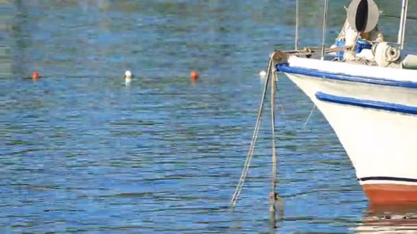 Λευκό Γιοτ Αγκυροβολημένο Στο Στη Μεσόγειο Θάλασσα Στην Αττάλεια — Αρχείο Βίντεο