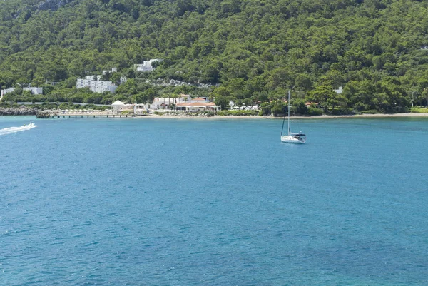 Bílá Jachta Tyrkysovým Mořem Antalya Turecko — Stock fotografie