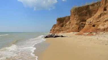 Deniz ve güzel kil kıyıya Kurortnoe, Ukrayna ile manzara