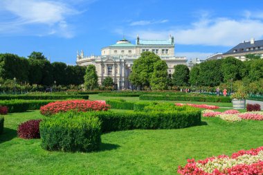 Burgtheater, Volksgarten Parkı Viyana, Avusturya Avusturya Ulusal Tiyatro, Vienna, Avusturya - 23 Temmuz 2017:View.